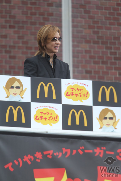 X JAPAN・YOSHIKIが新宿に登場！ 「てりやきマックバーガー」にムチャぶり？！「マクドナルドの活躍にはまだまだ及ばないが僕も世界で活躍したい。」