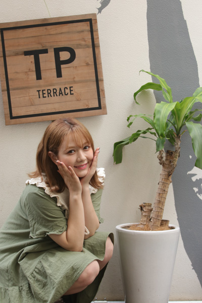 【写真特集】村重杏奈(HKT48)がツインプラネットに本契約で満面の笑顔で登場！