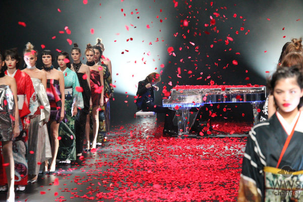 X JAPAN・YOSHIKIが名曲『ROSA』に合わせてピアノ演奏を披露！着物ブランド「YOSHIKIMONO」ファッションショー開催！＜Rakuten Fashion Week TOKYO 2020 S/S＞