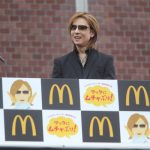 X JAPAN・YOSHIKIが新宿に登場！ 「てりやきマックバーガー」にムチャぶり？！「マクドナルドの活躍にはまだまだ及ばないが僕も世界で活躍したい。」