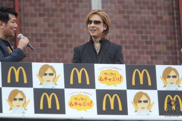 X JAPAN・YOSHIKIが新宿に登場！ 「てりやきマックバーガー」にムチャぶり？！「マクドナルドの活躍にはまだまだ及ばないが僕も世界で活躍したい。」