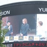 X JAPAN・YOSHIKIが新宿に登場！ 「てりやきマックバーガー」にムチャぶり？！「マクドナルドの活躍にはまだまだ及ばないが僕も世界で活躍したい。」
