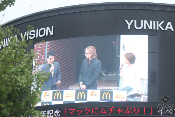 X JAPAN・YOSHIKIが新宿に登場！ 「てりやきマックバーガー」にムチャぶり？！「マクドナルドの活躍にはまだまだ及ばないが僕も世界で活躍したい。」