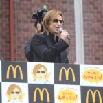 X JAPAN・YOSHIKIが新宿に登場！ 「てりやきマックバーガー」にムチャぶり？！「マクドナルドの活躍にはまだまだ及ばないが僕も世界で活躍したい。」