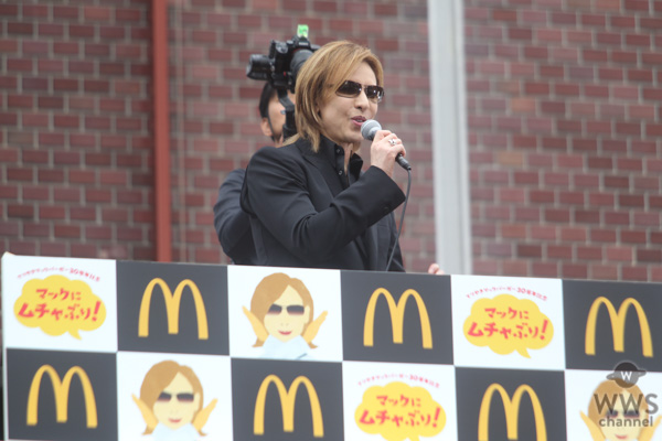 X JAPAN・YOSHIKIが新宿に登場！ 「てりやきマックバーガー」にムチャぶり？！「マクドナルドの活躍にはまだまだ及ばないが僕も世界で活躍したい。」