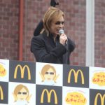X JAPAN・YOSHIKIが新宿に登場！ 「てりやきマックバーガー」にムチャぶり？！「マクドナルドの活躍にはまだまだ及ばないが僕も世界で活躍したい。」