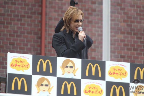 X JAPAN・YOSHIKIが新宿に登場！ 「てりやきマックバーガー」にムチャぶり？！「マクドナルドの活躍にはまだまだ及ばないが僕も世界で活躍したい。」