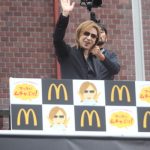 X JAPAN・YOSHIKIが新宿に登場！ 「てりやきマックバーガー」にムチャぶり？！「マクドナルドの活躍にはまだまだ及ばないが僕も世界で活躍したい。」