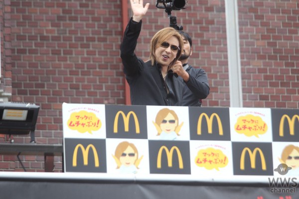 X JAPAN・YOSHIKIが新宿に登場！ 「てりやきマックバーガー」にムチャぶり？！「マクドナルドの活躍にはまだまだ及ばないが僕も世界で活躍したい。」