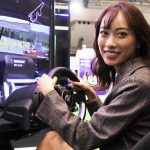 【動画】モデル・岡島彩花がシュミレーターでレース体験！東京モーターショー2019「JAFブース」で展示