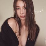 Niki、大胆なベットでのセクシーショットが話題沸騰！