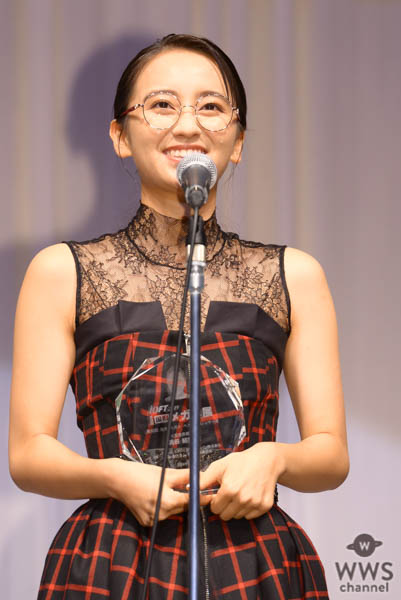 女優・岡田結実「メガネが、小さい頃から大好き」！芸能界部門で「第32回 日本 メガネ ベストドレッサー賞」受賞！