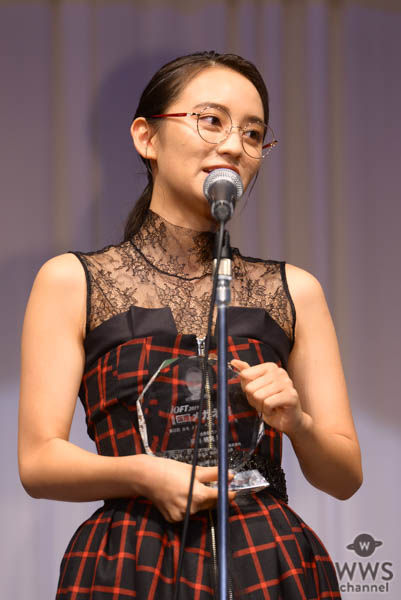 女優・岡田結実「メガネが、小さい頃から大好き」！芸能界部門で「第32回 日本 メガネ ベストドレッサー賞」受賞！