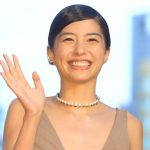 佐久間由衣が大胆ドレスで「第32回東京国際映画祭」のレッドカーペットに登場