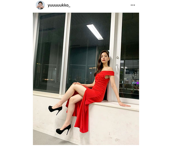新木優子が美脚のぞく赤いドレスコーデで「いい女」ショット掲載！「可愛いのにキレイ」「セクシーですね」