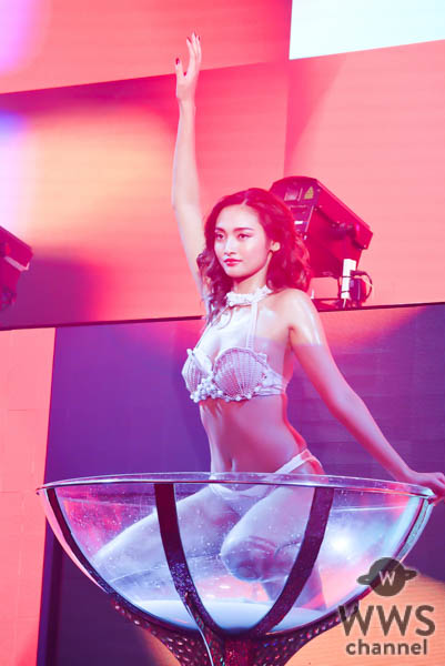 香川沙耶、バーレスクショー開催！10頭身ボディで観客を魅了！！