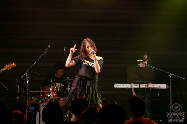 吉川友、ワンマンライブでぱいぱいでか美とラップで地元の情景を歌った新曲「都会のオンナ」を初披露！