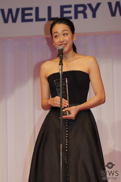 浅田真央が「第31回日本ジュエリーベストドレッサー賞」特別賞（女性）を受賞！