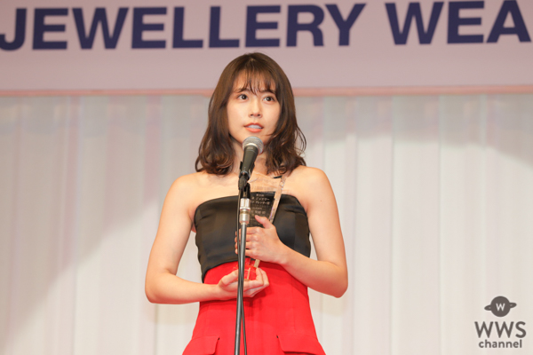 女優・有村架純が「第31回日本ジュエリーベストドレッサー賞」20代部門を受賞！