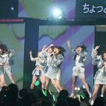 【ライブレポート】HKT48、村重ワールド全開で起こった2時間のセンター交代劇「切り替え速いな！」＜AKB48グループ TDCホールライブ祭り＞