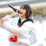 三阪咲、令和初の全国高校サッカー選手権決勝で史上初の2曲熱唱ライブ！