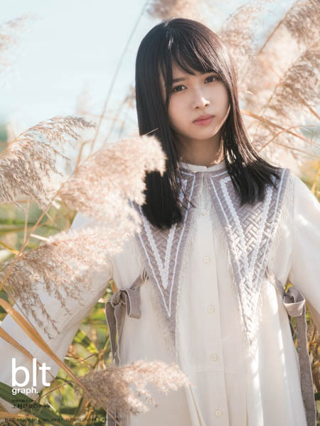 雑誌初単独表紙！上村ひなのが語ったグループ愛「日向坂46にいると自然と明るく素直になれる」付録の特大ポスター全3種公開！