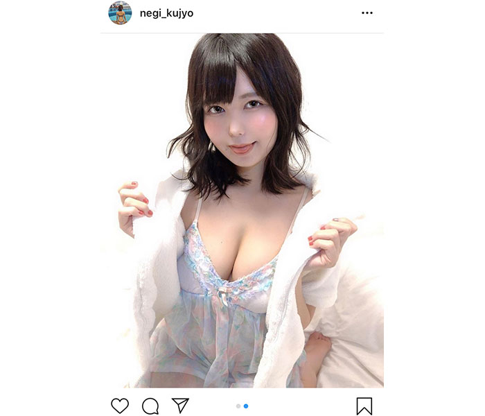 九条ねぎ、溢れる美バストで釘付けの「おうちグラビア」ショットを大公開！「これはやばい」「とてもセクシーだ」