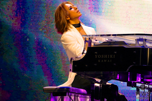 X JAPAN YOSHIKI、LAの自宅から初のセルフ生配信でフィジカルディスタンスの重要性を訴える