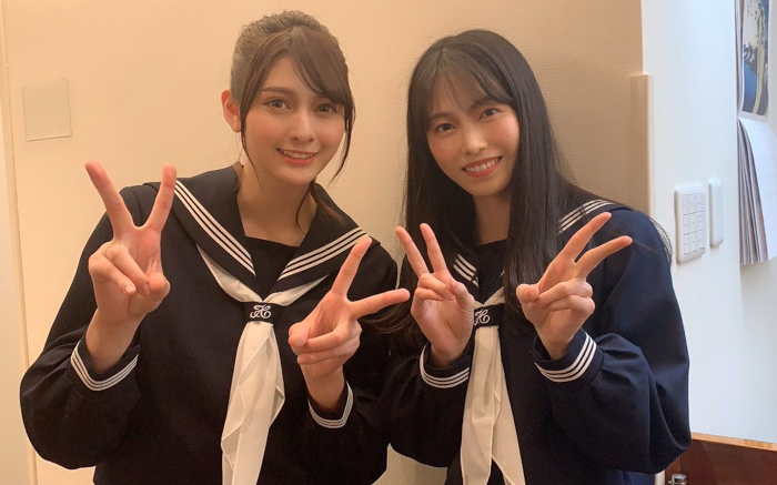 アンジェラ芽衣、AKB48 横山由依とセーラー服2ショット公開！「可愛いコンビ最高」