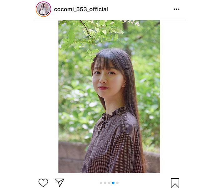 Cocomi、久々の外出先で清楚ポートレートをお届け