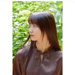 Cocomi、久々の外出先で清楚ポートレートをお届け
