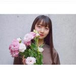 Cocomi、久々の外出先で清楚ポートレートをお届け