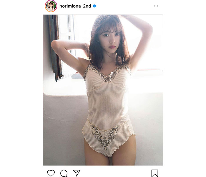 乃木坂46 堀未央奈、2nd写真集から黒ランジェリー、白シーツの裏表紙が解禁