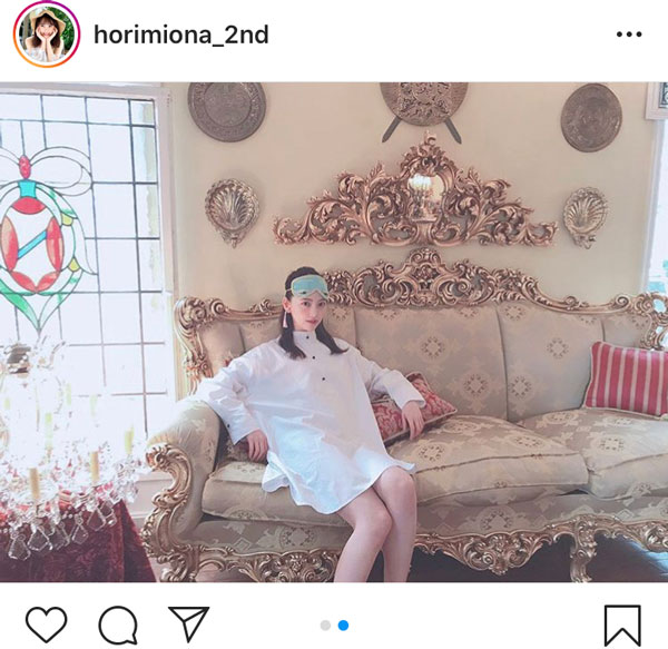 乃木坂46 堀未央奈、美脚がチラリな写真集オフショット「ほんとにかわいい」「ピンクのワンピ似合ってる」