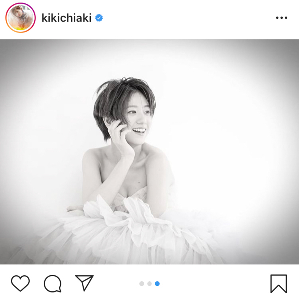 伊藤千晃、モノクロ写真で魅せる鎖骨が美しいと話題「顔ちっちゃい！！」「すごく素敵です」