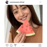 佐々木希、大好きなスイカを前にほっこり笑顔「お顔が綺麗すぎてスイカに目がいかない」