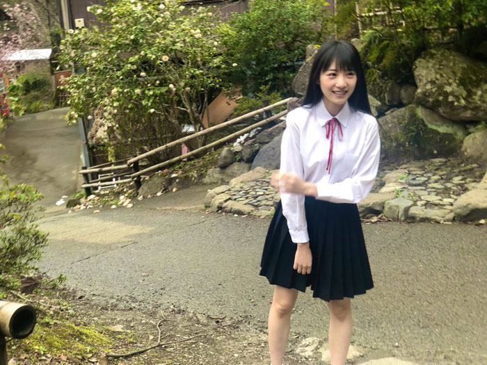 NMB48 横野すみれ、透明感あふれる制服オフショット披露「制服最強やわ」「大優勝」