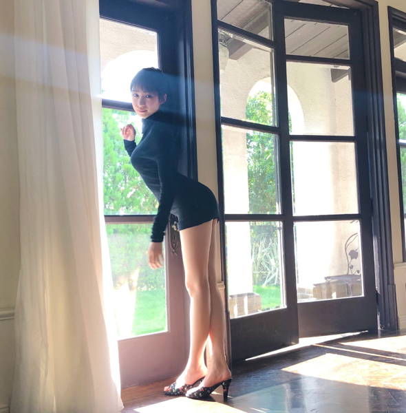 NMB48 横野すみれ、タイトセクシーな赤ビキニショットを披露「すーちゃん強すぎやろ」「もうなんか芸術的」