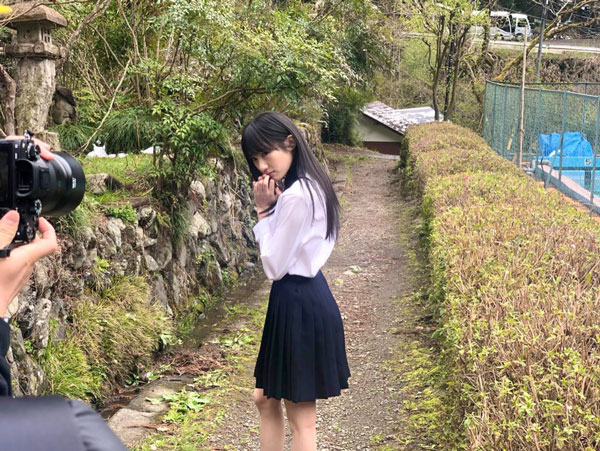 NMB48 横野すみれ、透明感あふれる制服オフショット披露「制服最強やわ」「大優勝」