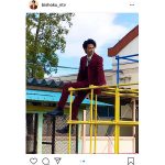 中村倫也、遊具で戯れる現場オフショットに悶絶！「メランコリックな倫也さん！」「遊具もオシャレに見えます」