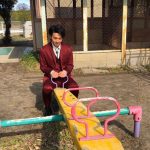 中村倫也、遊具で戯れる現場オフショットに悶絶！「メランコリックな倫也さん！」「遊具もオシャレに見えます」