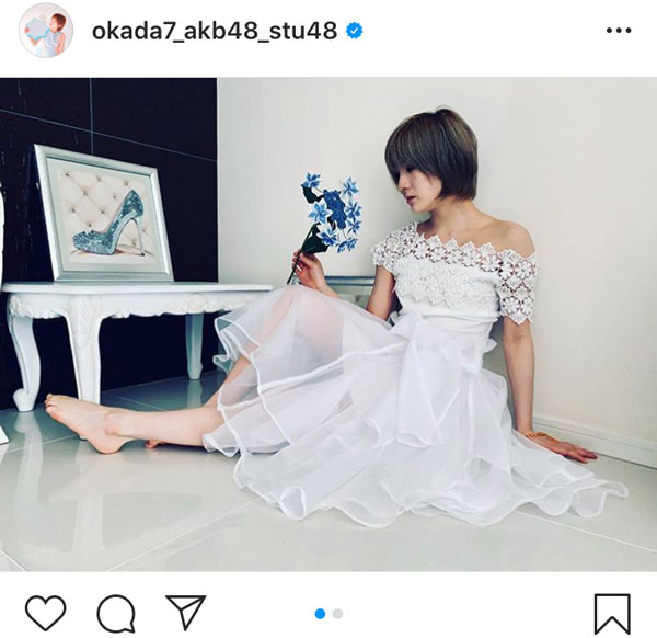 AKB48/STU48 岡田奈々、まるでシンデレラなオフショル白ドレスショットを披露