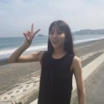 石川恋、27歳の誕生日に"2"&"7"ポーズ！海バックに満面な笑みショットにファン歓喜！「可愛いじゃねぇか～!!」