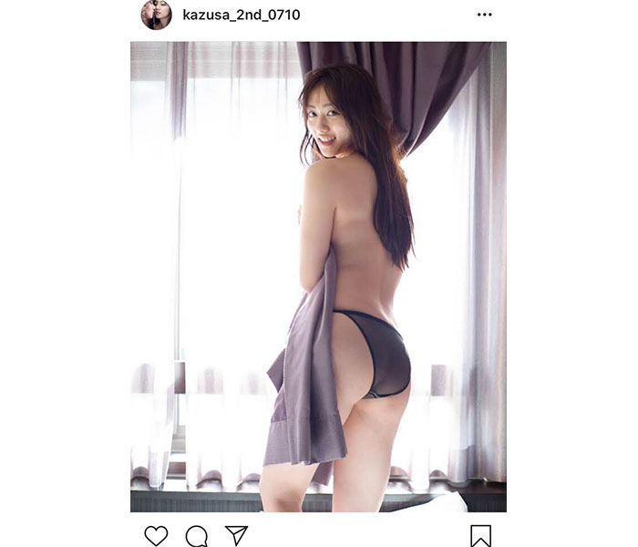 奥山かずさ、カーテン越しの振り向きバックショットに「カーテンさんそこかわって下さい⁉︎」