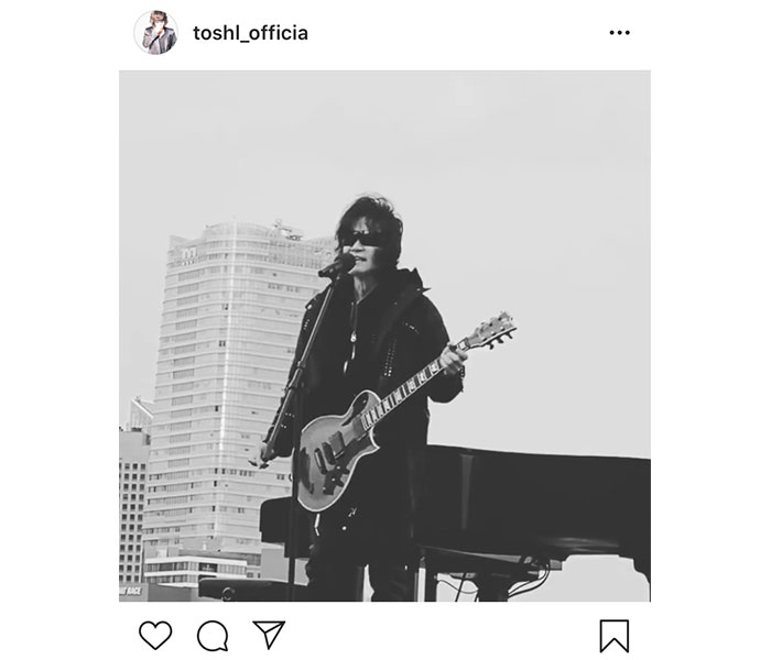 Toshl、風に吹かれた『紅蓮華』リハーサル動画を公開「モノクロームな雰囲気が素敵ですね」