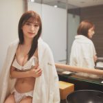 雪平莉左、ナイトプールで圧巻の美ボディを披露