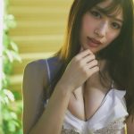 雪平莉左、ナイトプールで圧巻の美ボディを披露
