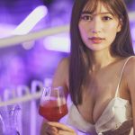 雪平莉左、ナイトプールで圧巻の美ボディを披露