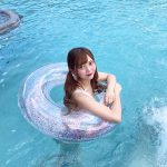 dela 藤本南、涼し気な秘蔵白ビキニショットを公開！「冷たくて気持ち良さそう」