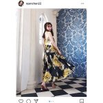小嶋陽菜、背中が開いた向日葵柄のドレスコーデを紹介